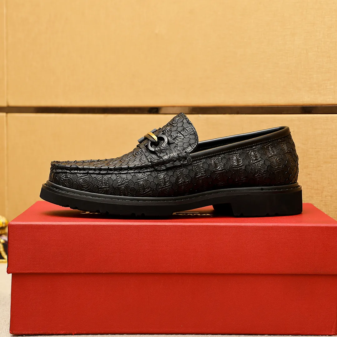 Men's shoes 💰520 💐 Product trademark: Ferragamo "Ferragamo" casual leather shoes Regular size: 38-44 (45.46🉑️customized) Product materials: Selected imported first-layer calfskin embossed upper + original hardware buckle, imported water-dyed cow leather lining. Strong three-dimensional visual effect, original outsole color: 1⃣️color optional